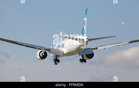 Egyptair Boeing 777 SU-DDR auf dem endgültigen Anflug auf den Flughafen London-Heathrow LHR Stockfoto