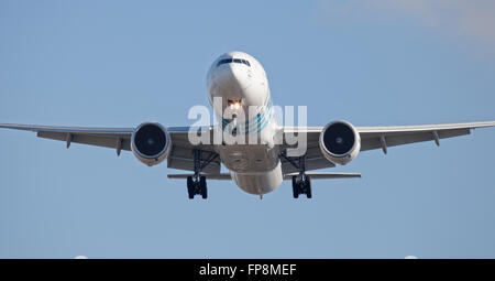 Egyptair Boeing 777 SU-DDR auf dem endgültigen Anflug auf den Flughafen London-Heathrow LHR Stockfoto