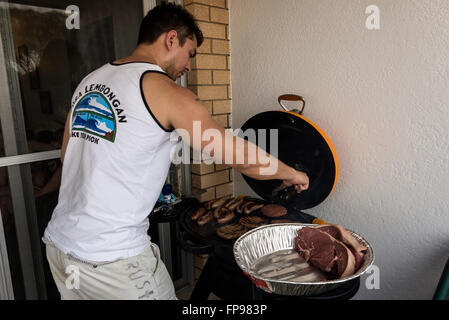 Kochen von Würstchen, Rinderburgern und Steaks auf einem hauseigenen Grill in Sydney in New South Wales, Australien. Stockfoto