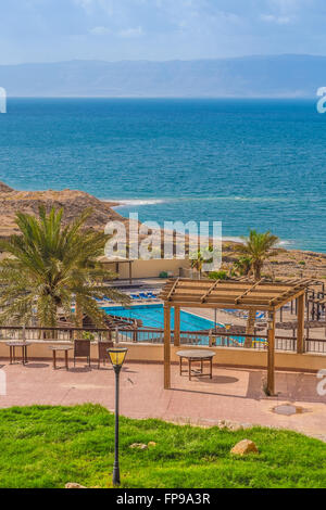Swimmingpool des Hotels mit Blick auf das Tote Meer Stockfoto