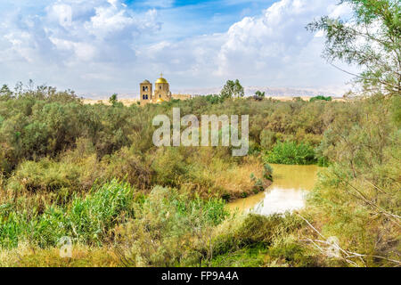 Blick auf Jordanien River Valley und St. Johannes Kirche Stockfoto