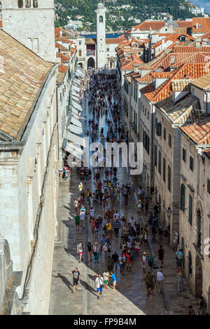 Stradun (oder Placa) Straße mit Glockenturm gesehen von defensiven Wände Dubrovnik auf die Altstadt von Dubrovnik Stadt, Kroatien Stockfoto