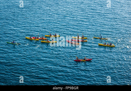 Kanufahrt auf der Adria in der Nähe Altstadt von Dubrovnik, Kroatien Stockfoto