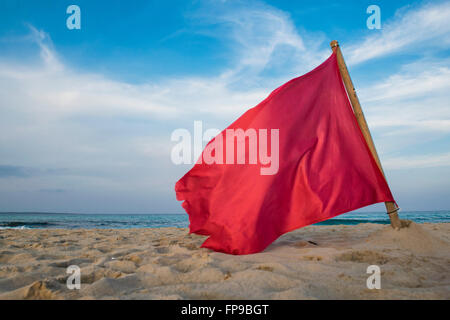 Formentera, Balearen, Spanien. Die rote Fahne auf der Ses Illetes Strand, unter Angabe des Strands unbeaufsichtigt ohne Rettungsschwimmer Stockfoto