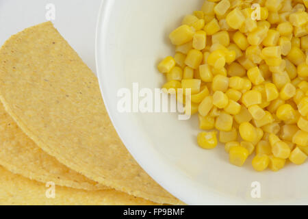 Nahaufnahme von Dosen Mais und Mais-Taco-Schalen Stockfoto