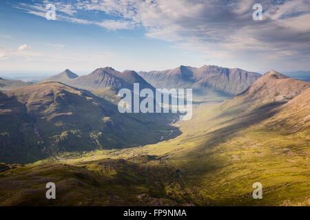 Schaut die Wildnis des Gleann Na Muice in den Fisherfield Wald und das Massiv des An Teallach über Schottland Stockfoto