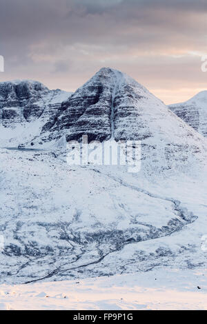 Eine Verbrennung fließt aus Loch Coire Mhic Fhearchair unterhalb der steilen Hänge des Segeln Mhor (Beinn Eighe), Torridon, Schottland Stockfoto