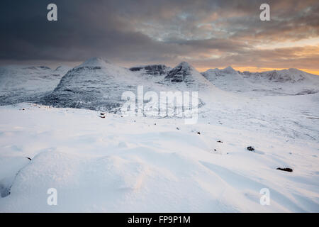 Beinn Eighe und Liathach unter einer dicken Schneedecke bei Sonnenuntergang, Torridon, vom Gipfel des Beinn A' Chearcaill Stockfoto