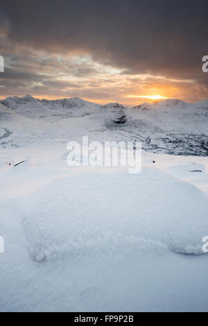 Sonnenuntergang über Beinn Dearg (Torridon) im Winter mit den Grat des Gipfelns auf der linken Seite, Schottland Stockfoto