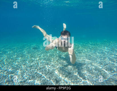 Junge Bart Mann mit Maske Tauchen in eine blaue sauberes Wasser Stockfoto