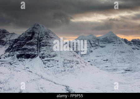 Segeln Sie Mhor (Beinn Eighe) und Liathach im verblassenden Licht, während ein Winteruntergang, Torridon, vom Gipfel des Beinn A' Chearcaill aus zu Ende geht Stockfoto