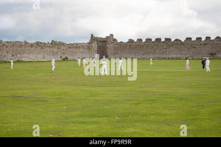 Cricket-Praxis auf dem Gelände des Portchester Castle, Portsmouth, Hampshire Stockfoto