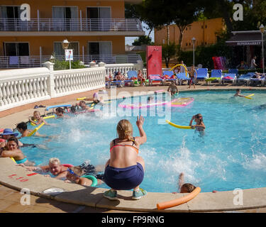 Stehenden Personen Aqua Aerobic im Pool der Palma bay Clubresort, El Arenal, Mallorca, Spanien Stockfoto