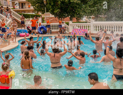 Stehenden Personen Aqua Aerobic im Pool der Palma bay Clubresort, El Arenal, Mallorca, Spanien Stockfoto