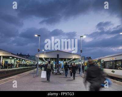 Sonnenuntergang am Bahnsteig Clapham Junction Stockfoto