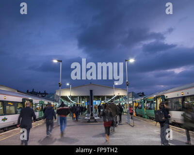 Sonnenuntergang am Bahnsteig Clapham Junction Stockfoto