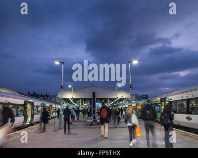 Sonnenuntergang am Bahnsteig Clapham Junction Stockfoto