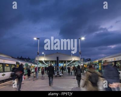 Sonnenuntergang am Bahnsteig Clapham Junction Stockfoto