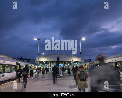 Sonnenuntergang am Bahnsteig Clapham Junction Stockfoto