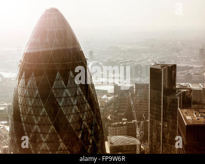 London: Die Gurke Swiss Re Gebäude von oben Stockfoto