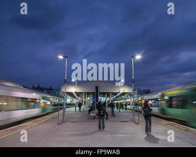 Sonnenuntergang am Bahnsteig Clapham Junction Stockfoto