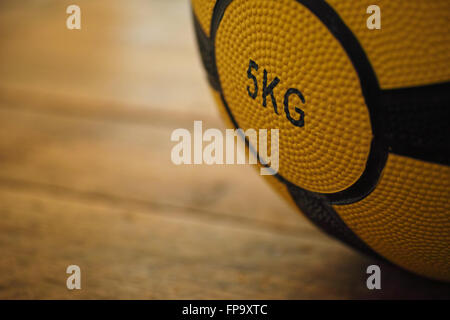 Medizinball auf Holzboden Bretter closeup Stockfoto