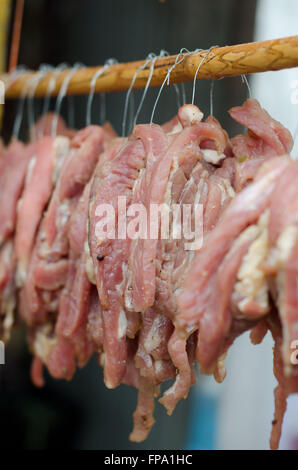 Getrocknete Rindfleisch in der hölzernen Reihe Stockfoto