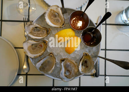 Rohe Austern serviert in der Schale über Eis in ein Seafood Restaurant New York City, USA Stockfoto