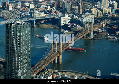 Luftaufnahme von Lower Manhattan mit Manhattan Bridge und Brooklyn Bridge über den East River und Stadtteil Brooklyn im Hintergrund Stockfoto