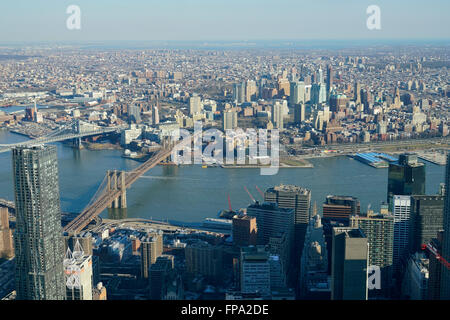 Luftaufnahme von Lower Manhattan mit Manhattan Bridge und Brooklyn Bridge über den East River und Stadtteil Brooklyn im Hintergrund Stockfoto
