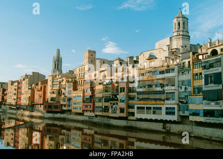 Stadtbild von Girona entlang des Onyar River, Katalonien, Spanien Stockfoto