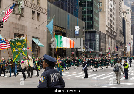 Limerick-Pfeife und Trommel marching Band Parade auf der 5th Avenue während der 2016 St. Patricks Day Feierlichkeiten in New York City, USA. Stockfoto