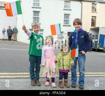 Ballydehob, Irland. 17. März 2016. Immer bereit zur Teilnahme an der Ballydehob St. Patricks Day Parade sind: Daniel Kent; Antonia Kent; Charlotte Kent und Jack Kent, alle aus der Kirche zu überqueren. Bildnachweis: Andy Gibson/Alamy Live-Nachrichten. Stockfoto