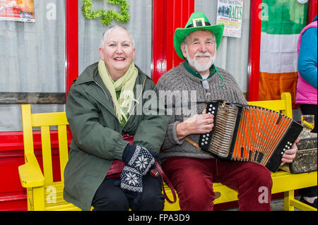 Ballydehob, Irland. 17. März 2016. Annie und Bert Moran, Rückkehr in Ballydehob für St. Patricks Day, sind im Bild sitzt vor der Peitsche Irish Pub am St. Patricks Day. Bildnachweis: Andy Gibson/Alamy Live-Nachrichten. Stockfoto