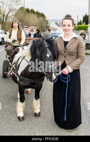 Ballydehob, Irland. März 2016. Siobhan Manning, „Bunyip“ und Fionnuala Solomon von Ballydehob führten die Schüler der St. Matthias National School bei der Ballydehob St. Patrick's Day Parade an. Quelle: AG News/Alamy Live News Stockfoto