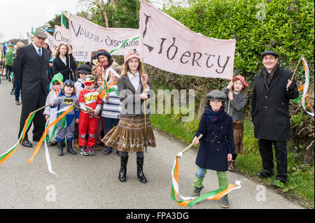 Ballydehob, Irland. 17. März 2016. St. Matthias National School, Ballydehob sind vor dem Start der Ballydehob St. Patricks Day Parade abgebildet. Bildnachweis: Andy Gibson/Alamy Live-Nachrichten. Stockfoto