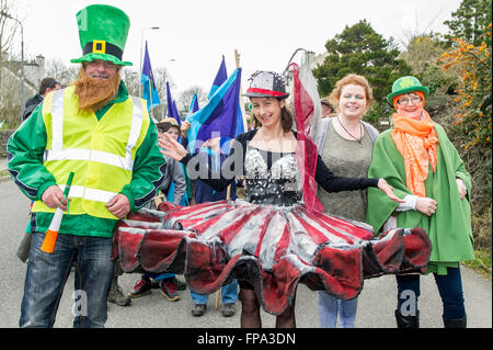 Ballydehob, West Cork, Irland. 17. März, 2016. Julian Dearden, Schatzmeister der Ballydehob ordentlich Städte; Yolanda Solari, trug ein Kleid aus einem recycelten Trampolin; Riona Bowen, Hersteller des Trampolin Kleid und Paula Fry, Ballydehob ordentlich Städte, nahm an dem ballydehob St. Patrick's Day Parade. Credit: Andy Gibson/Alamy Leben Nachrichten. Stockfoto