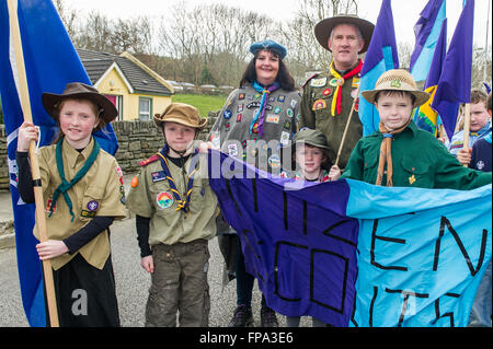 Ballydehob, Irland. 17. März 2016. Amy Lawson; Conor Lawson; Jacinta O'Sullivan; Alex Lawson; Pfadfinder Leiter Tim Lawson und TJ O'Sullivan aus 16. Kork Mizen Scouts teilgenommen Ballydehob St Patrick's Day Parade. Bildnachweis: Andy Gibson/Alamy Live-Nachrichten. Stockfoto