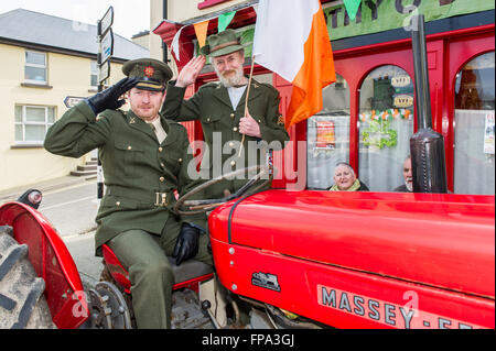 Ballydehob, Irland. 17. März, 2016. Dargestellt auf einer Massey Ferguson 65 Traktor außerhalb der irischen Peitsche auf ballydehob Hauptstraße vor Beginn der Ballydehob St. Patrick's Day Parade waren: Denis O'Brien von der irischen Freiwilligen und John Daly der Bürger Armee, beide von Ballydehob. Credit: Andy Gibson/Alamy Leben Nachrichten. Stockfoto