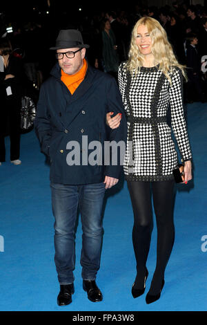 London, UK. 17. März 2016. Matthew Vaughn & Claudia Schiffer der Eagle Edwards, Taron Egerton Teilnahme an die Europäische Premiere von EDDIE der Adler auf dem Odeon Leicester Square in London 17. März 2016 Credit: Peter Phillips/Alamy Live News Stockfoto