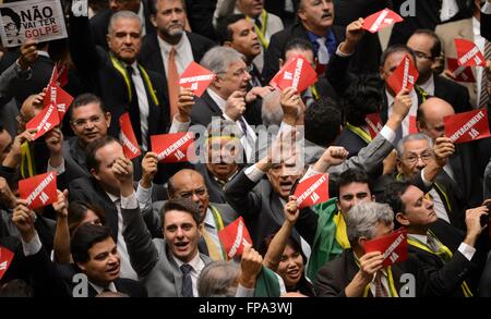 Mitglieder des Abgeordnetenhauses fordern die Absetzung der brasilianischen Präsidentin Dilma Rousseff auf Korruptionaufladungen 17. März 2016 in Brasilia, Brasilien. Der ehemalige Präsident Lula da Silva wurde als Chef des Stabes in einem Versuch, die Verfolgung in einem massiven Korruptionsskandal zu vermeiden vereidigt. Stockfoto