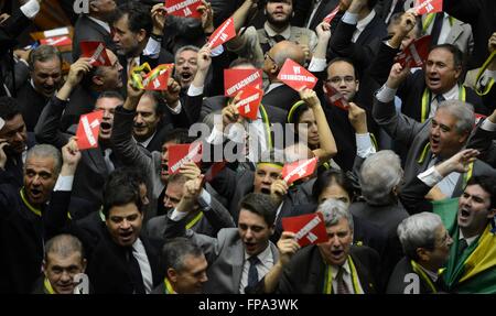 Mitglieder des Abgeordnetenhauses fordern die Absetzung der brasilianischen Präsidentin Dilma Rousseff auf Korruptionaufladungen 17. März 2016 in Brasilia, Brasilien. Der ehemalige Präsident Lula da Silva wurde als Chef des Stabes in einem Versuch, die Verfolgung in einem massiven Korruptionsskandal zu vermeiden vereidigt. Stockfoto