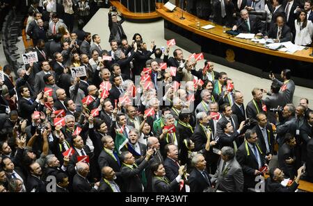 Mitglieder des Abgeordnetenhauses fordern die Absetzung der brasilianischen Präsidentin Dilma Rousseff auf Korruptionaufladungen 17. März 2016 in Brasilia, Brasilien. Der ehemalige Präsident Lula da Silva wurde als Chef des Stabes in einem Versuch, die Verfolgung in einem massiven Korruptionsskandal zu vermeiden vereidigt. Stockfoto