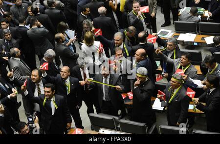 Mitglieder des Abgeordnetenhauses fordern die Absetzung der brasilianischen Präsidentin Dilma Rousseff auf Korruptionaufladungen 17. März 2016 in Brasilia, Brasilien. Der ehemalige Präsident Lula da Silva wurde als Chef des Stabes in einem Versuch, die Verfolgung in einem massiven Korruptionsskandal zu vermeiden vereidigt. Stockfoto