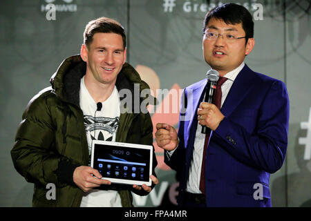 Barcelona, Spanien. 17. März 2016. FC Barcelona argentinischen vorwärts Lionel Messi und Walter Ji (R), Präsident der Consumer Business Group von Huawei Westeuropa präsentieren die neue Huawei Tablette während einer Pressekonferenz in der Huawei Messi Termin als des Unternehmens neueste Global Brand Ambassador in Barcelona, Spanien, 17. März 2016 ankündigt. © Pau Barrena/Xinhua/Alamy Live-Nachrichten Stockfoto