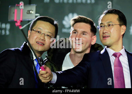 Barcelona, Spanien. 17. März 2016. FC Barcelona argentinischen vorwärts Lionel Messi (C), Tyrone Liu (L), CEO Consumer Business Group für Huawei Lateinamerika und Kevin Ho, Präsident von Mobilteil Business der Huawei Consumer BG, machen Sie eine Selfie während einer Pressekonferenz in der Huawei Messi Termin als des Unternehmens neueste Global Brand Ambassador in Barcelona, Spanien, 17. März 2016 ankündigt. © Pau Barrena/Xinhua/Alamy Live-Nachrichten Stockfoto