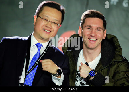 Barcelona, Spanien. 17. März 2016. FC Barcelona argentinischen vorwärts Lionel Messi (R) und Tyrone Liu, CEO Consumer Business Group für Huawei Lateinamerika präsentieren neue Smartwatch Huawei während einer Pressekonferenz in der Huawei Messi Termin als des Unternehmens neueste Global Brand Ambassador in Barcelona, Spanien, 17. März 2016 ankündigt. © Pau Barrena/Xinhua/Alamy Live-Nachrichten Stockfoto