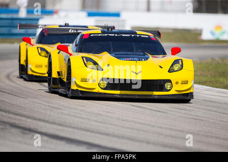 Sebring, FL, USA. 17. März 2016. Chevrolet Corvette Racing Rennen durch die Kurven bei den Mobil 1 12 Stunden von Sebring auf dem Sebring International Raceway in Sebring, FL. Credit: Csm/Alamy Live-Nachrichten Stockfoto