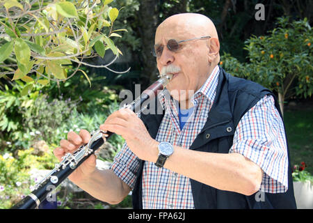 Tel Aviv, Israel. 7. März 2016. Klarinettist Giora Feidman stellt in seinem Garten in Rinatya, einem Dorf in der Nähe von Tel Aviv, Israel, 7. März 2016. Feidman feiert seinen 80. Geburtstag am 25. März 2016. Foto: STEFANIE JAERKEL/Dpa/Alamy Live News Stockfoto