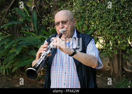 Tel Aviv, Israel. 7. März 2016. Klarinettist Giora Feidman stellt in seinem Garten in Rinatya, einem Dorf in der Nähe von Tel Aviv, Israel, 7. März 2016. Feidman feiert seinen 80. Geburtstag am 25. März 2016. Foto: STEFANIE JAERKEL/Dpa/Alamy Live News Stockfoto